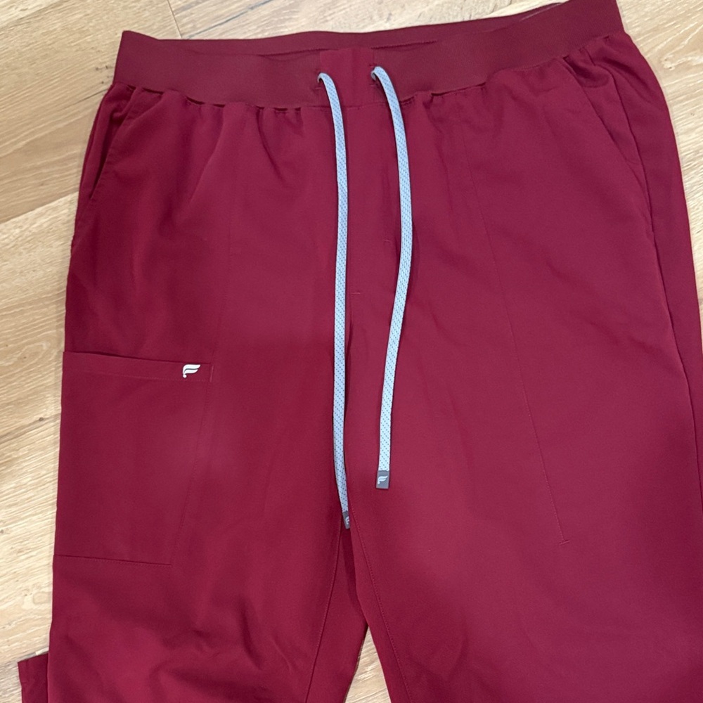 Fabletics Women's Burgundy V-Neck 2 piece scrub set XXL - Picture 10 of 15